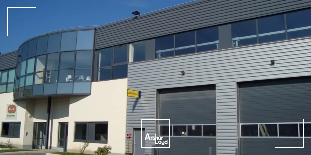 PROCHE GOLF NATIONAL, LOCAUX D'ACTIVITES DISPONIBLES