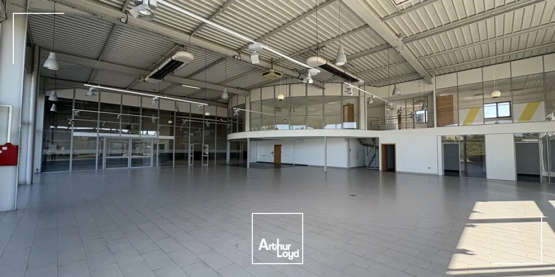 LOCAL COMMERCIAL à VENDRE de 2280 m²