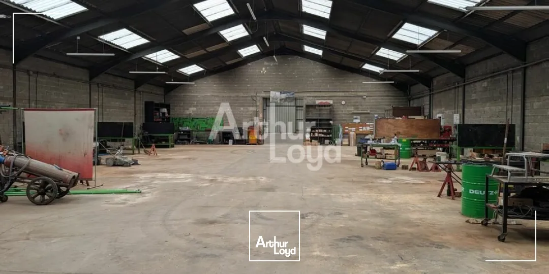 OPPORTUNITE LE RHEU - ENTREPOT A VENDRE - 3200 M²