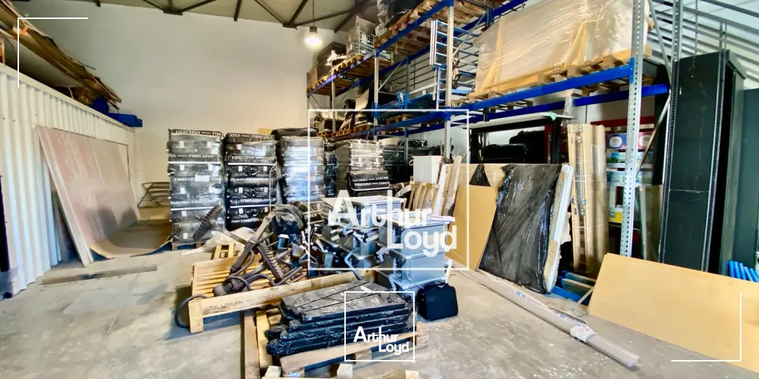 Locaux d'activité à louer - 405 m2 avec bureaux et accès poids lourds - St Jean de Védas