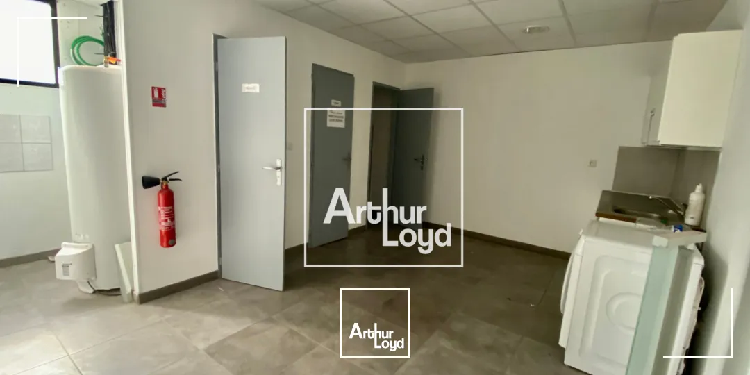 Locaux d'activité à louer - 405 m2 avec bureaux et accès poids lourds - St Jean de Védas