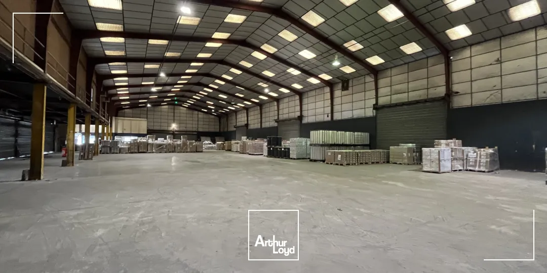 Bâtiment typé transport / messagerie à louer - 2 700 m2 - Nord/Est Métropole - Fleury les Aubrais