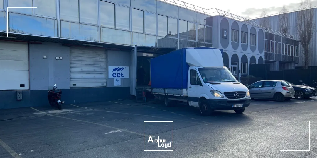 Saint-Denis Pleyel - A partir de 1 518 m² d'activité à quai, en location bail commercial - site sécurisé - accès routiers multiples - RER D à 10 mn à pied