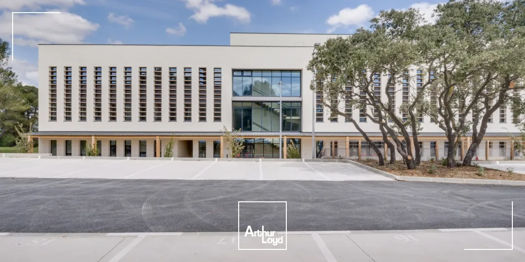 BUREAUX AVEC NOMBREUX SERVICES AU SEIN D'UN CENTRE D'AFFAIRE