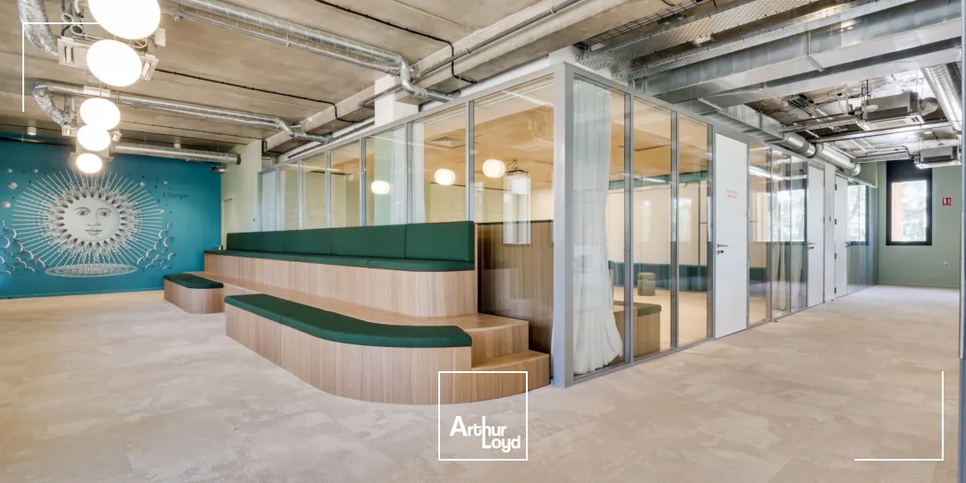 BUREAUX AVEC NOMBREUX SERVICES AU SEIN D'UN CENTRE D'AFFAIRE