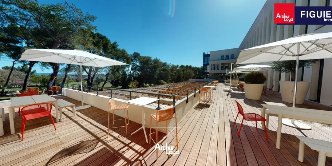 BUREAUX AVEC NOMBREUX SERVICES AU SEIN D'UN CENTRE D'AFFAIRE