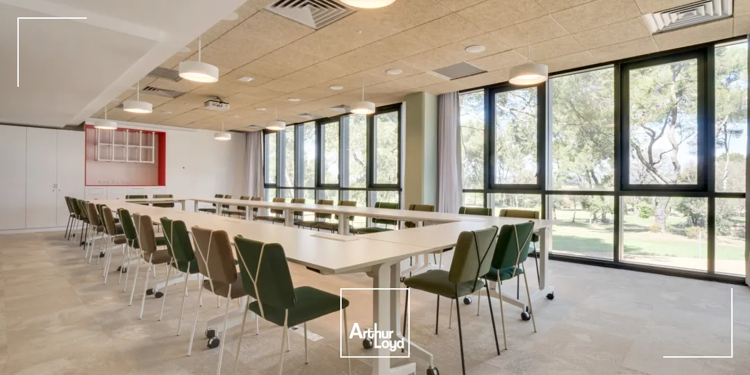 BUREAUX AVEC NOMBREUX SERVICES AU SEIN D'UN CENTRE D'AFFAIRE