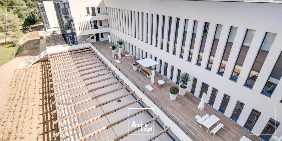 BUREAUX AVEC NOMBREUX SERVICES AU SEIN D'UN CENTRE D'AFFAIRE