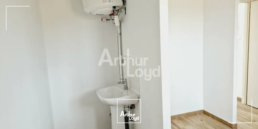 HERBAULT - LOCATION LOCAL COMMERCIAL OU BUREAU DE 22,67 M² - ZONE COMMERCIALE 