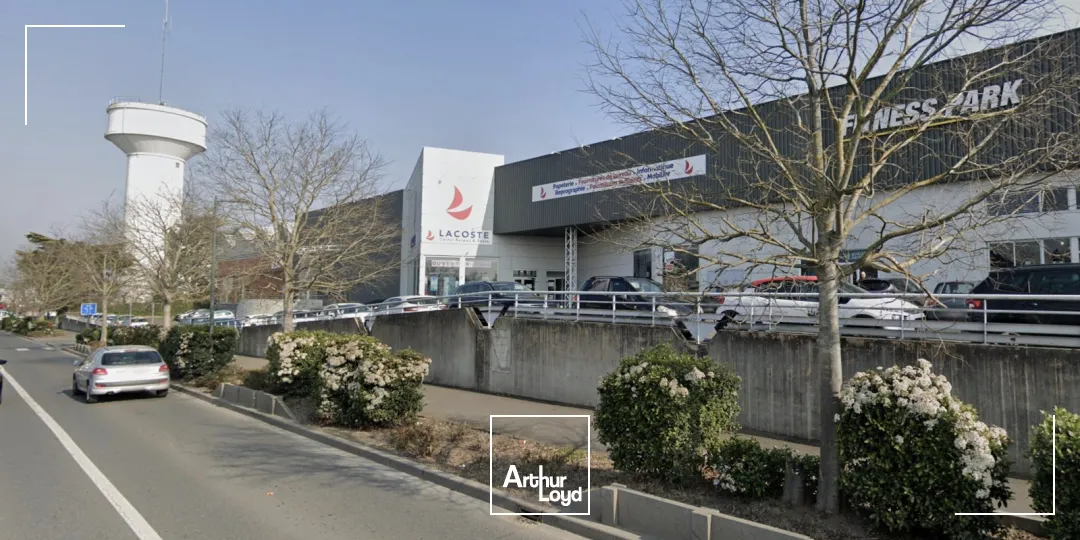 Emplacement commercial 2 400 m2 façade RN20 FLEURY LESN AUBRAIS