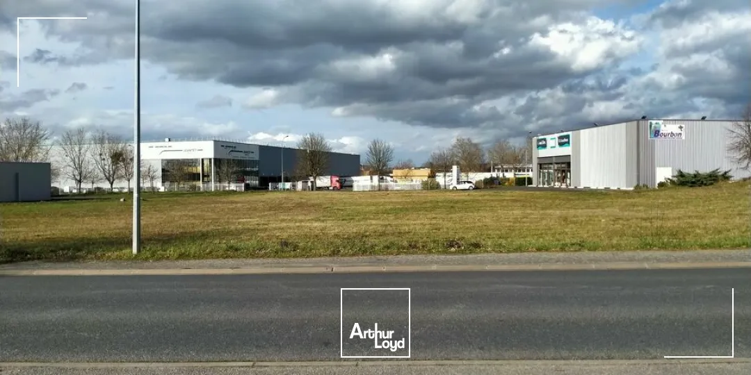 TERRAIN AVEC DOUBLE ACCES SUR ZONE INDUSTRIELLE DE CHATELLERAULT NORD
