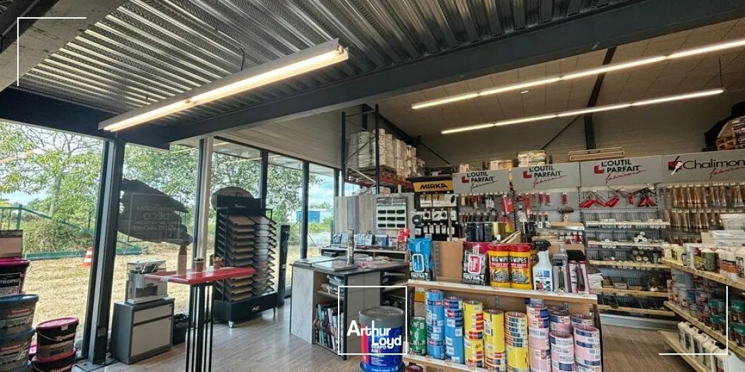 À LOUER  LOCAL COMMERCIAL / D'ACTIVITÉ  150 m² + MEZZANINE  VENANSAULT (ZONE DE LA LANDETTE)