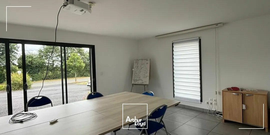 À LOUER  BÂTIMENT TERTIAIRE DE PLAIN-PIED  200 m²  LA ROCHE-SUR-YON