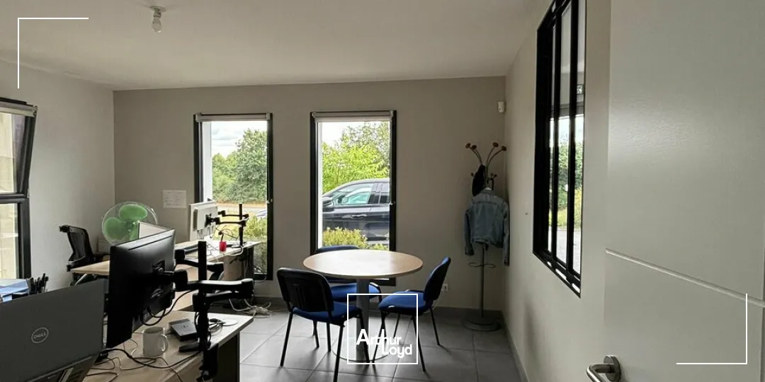 À LOUER  BÂTIMENT TERTIAIRE DE PLAIN-PIED  200 m²  LA ROCHE-SUR-YON