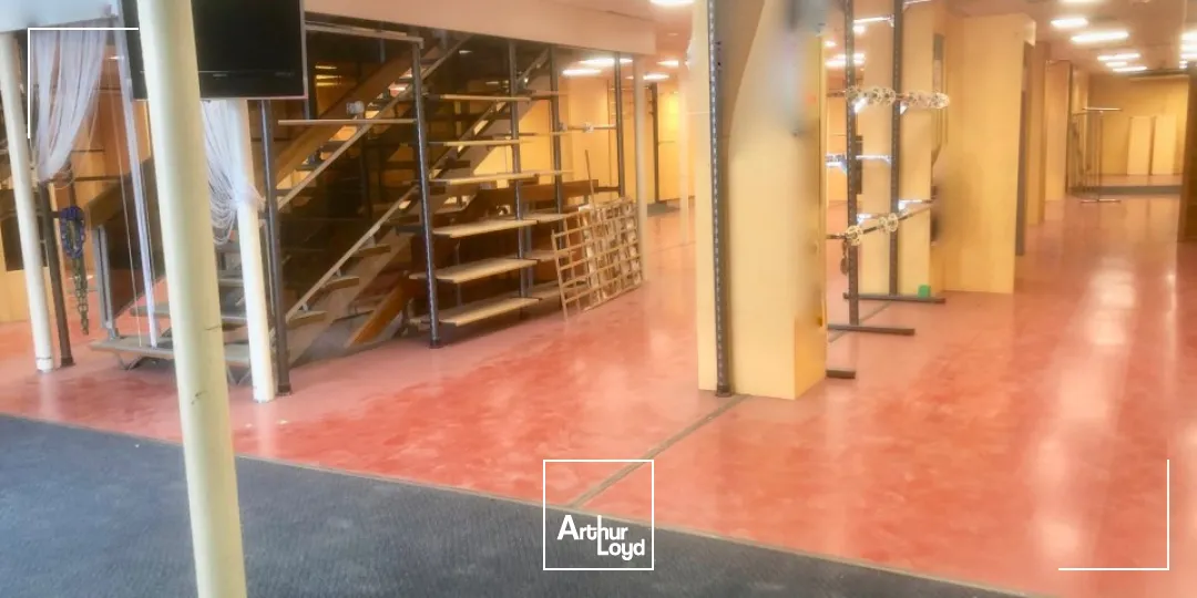 LOCAL COMMERCIAL A FORT POTENTIEL A REIMS - TOTALISANT ENVIRON 620M2