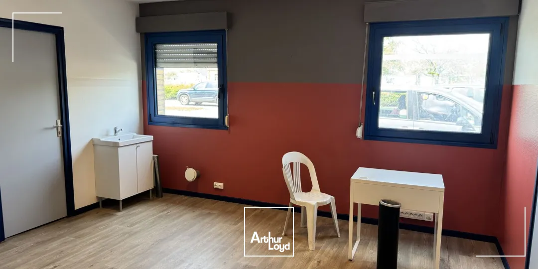 EXCLUSIVITE À LA VENTE un bâtiment mixte d'une superficie de 3 500 m2 environ comprenant une partie bureaux de 1 700 m2 environ et un entrepot à ROUBAIX au nord de la métro...