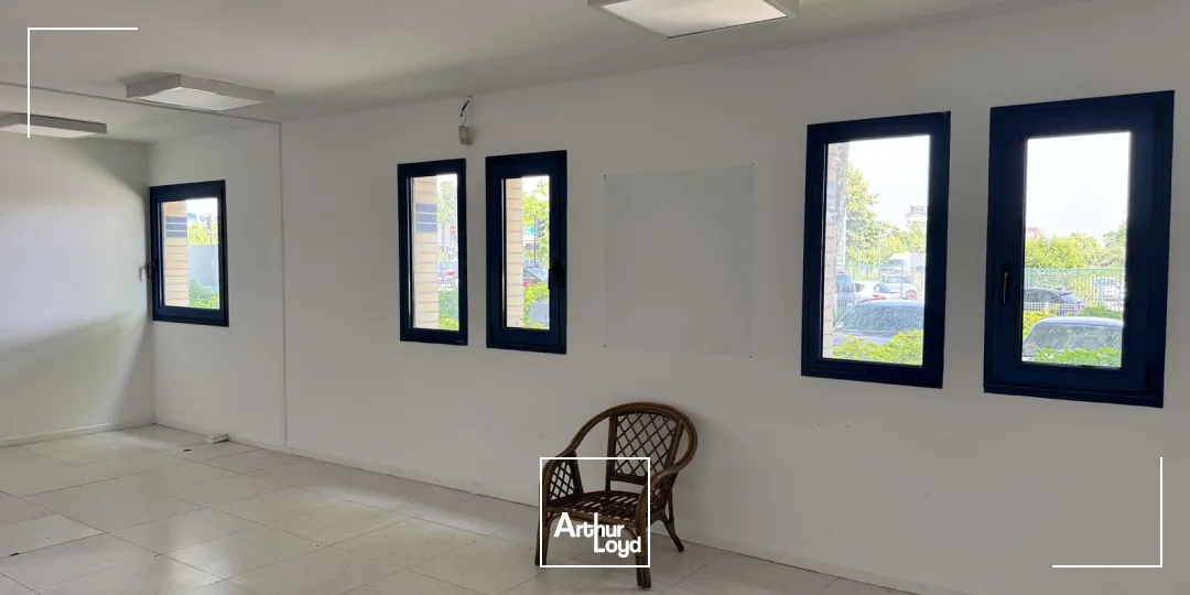 EXCLUSIVITE À LA VENTE un bâtiment mixte d'une superficie de 3 500 m2 environ comprenant une partie bureaux de 1 700 m2 environ et un entrepot à ROUBAIX au nord de la métro...