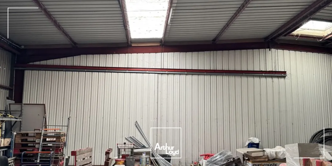 EXCLUSIVITE À LA VENTE un bâtiment mixte d'une superficie de 3 500 m2 environ comprenant une partie bureaux de 1 700 m2 environ et un entrepot à ROUBAIX au nord de la métro...