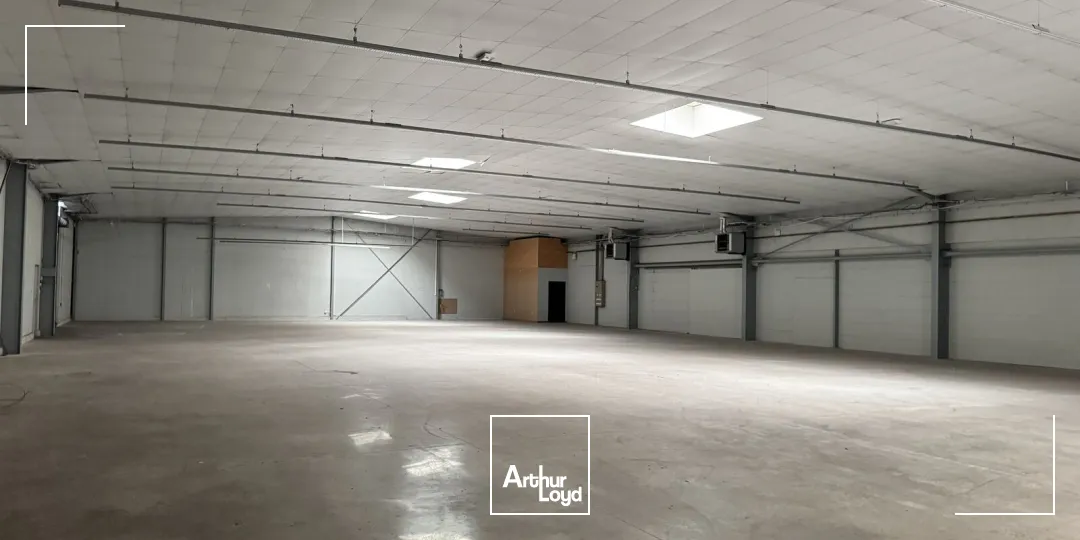 EXCLUSIVITE À LA VENTE un bâtiment mixte d'une superficie de 3 500 m2 environ comprenant une partie bureaux de 1 700 m2 environ et un entrepot à ROUBAIX au nord de la métro...