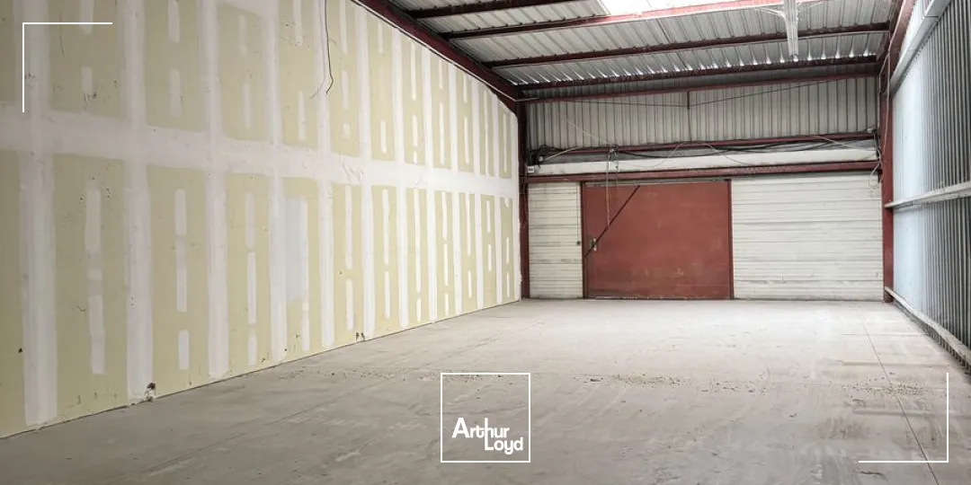 EXCLUSIVITE À LA VENTE un bâtiment mixte d'une superficie de 3 500 m2 environ comprenant une partie bureaux de 1 700 m2 environ et un entrepot à ROUBAIX au nord de la métro...