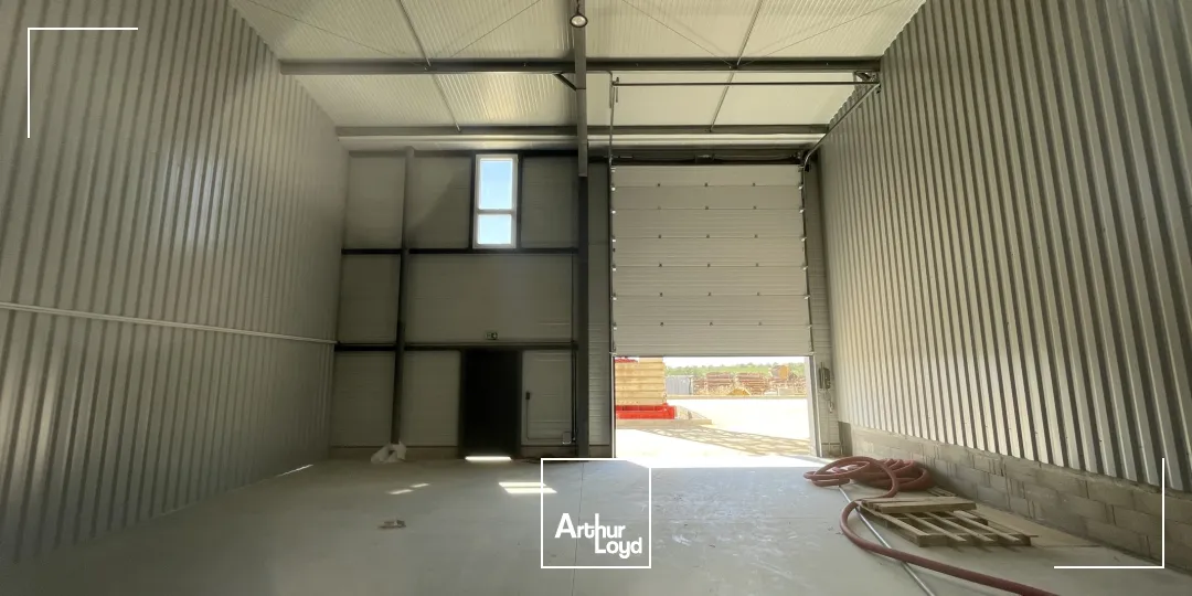 Local mixte activité/bureaux à louer - 879 m² - Parc d'activités Béziers - Site sécurisé avec visibilité et accessibilité PL