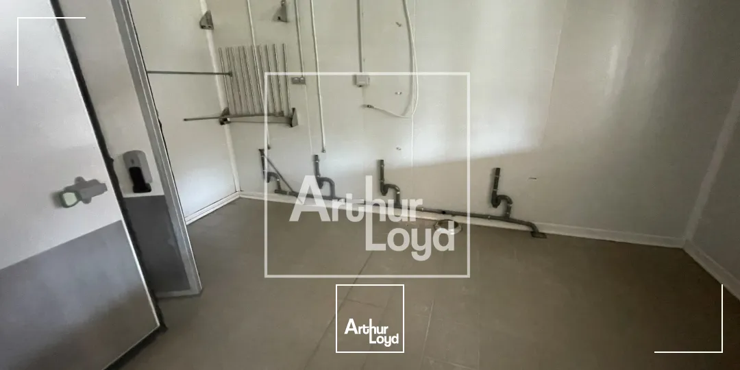 Local commercial de 235 m² à vendre ou à louer - Emplacement stratégique dans zone commerciale dynamique à Agde