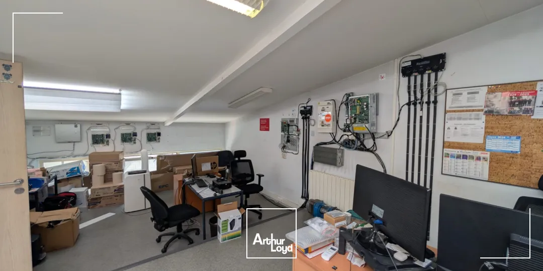 LOCAL D'ACTIVITE 200 M² AVEC BUREAUX - PORTE SECTIONNELLE - BEZONS / A86