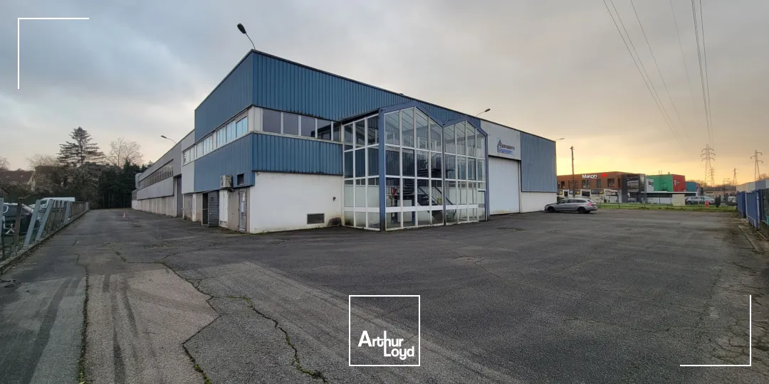 Bâtiment d'activité/Bureaux d'une surface d'environ 3 178m2 sur un foncier de 6 339m2 entièrement clôturé
