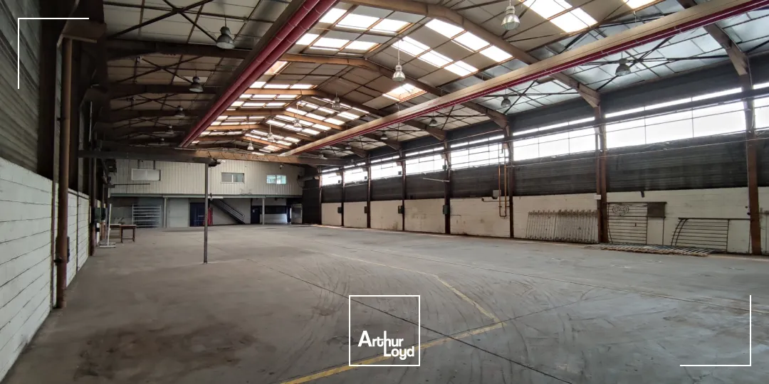 Bâtiment d'activité/Bureaux d'une surface d'environ 3 178m2 sur un foncier de 6 339m2 entièrement clôturé