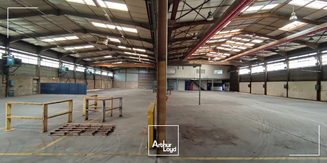 Bâtiment d'activité/Bureaux d'une surface d'environ 3 178m2 sur un foncier de 6 339m2 entièrement clôturé