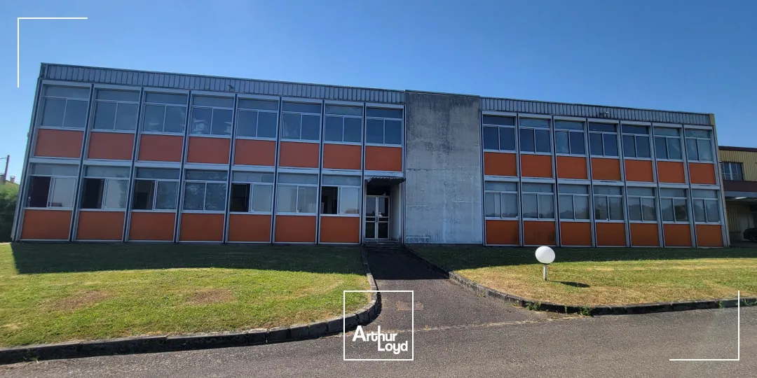 Ensemble immobilier d'env 7 000m2 à Dampierre-Les-Bois