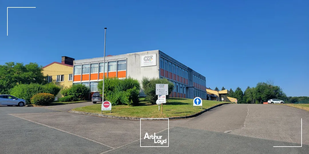 Ensemble immobilier d'env 7 000m2 à Dampierre-Les-Bois