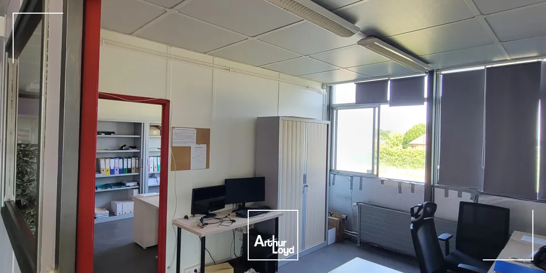 Ensemble immobilier d'env 7 000m2 à Dampierre-Les-Bois