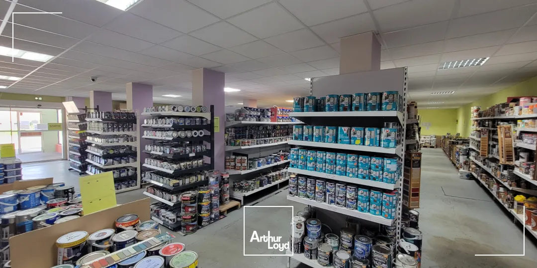 Ensemble immobilier d'env 7 000m2 à Dampierre-Les-Bois