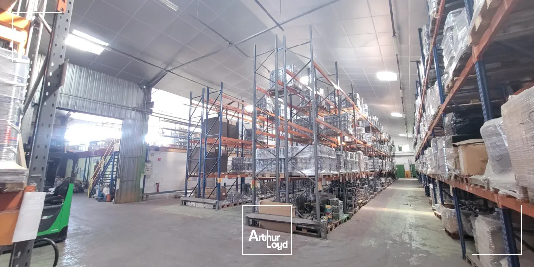 Ensemble immobilier d'env 7 000m2 à Dampierre-Les-Bois