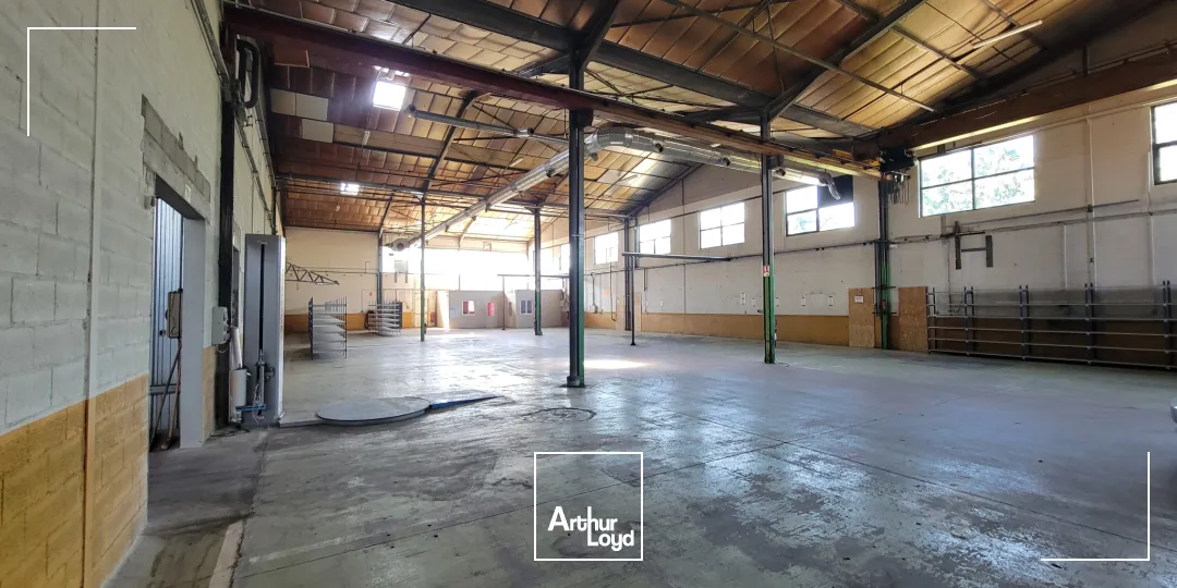 Ensemble immobilier d'env 7 000m2 à Dampierre-Les-Bois