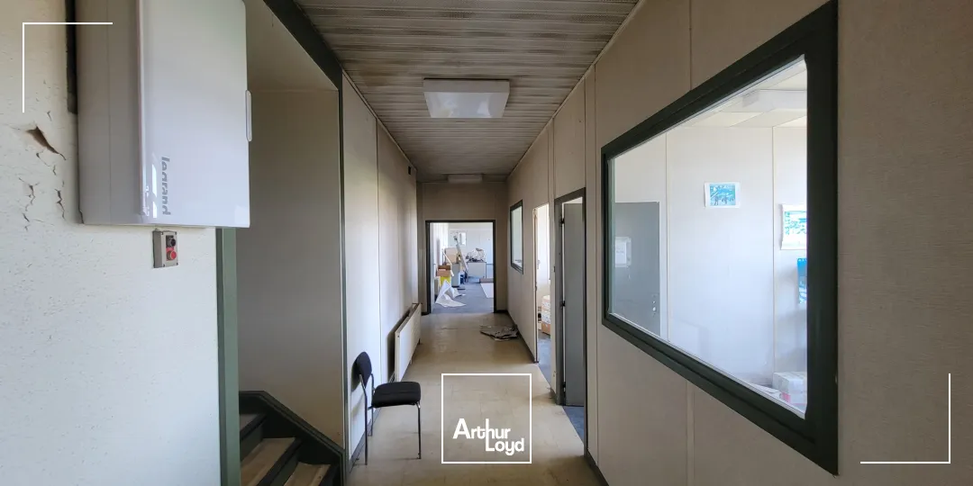 Ensemble immobilier d'env 7 000m2 à Dampierre-Les-Bois