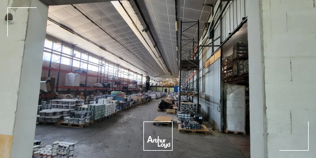 Ensemble immobilier d'env 7 000m2 à Dampierre-Les-Bois