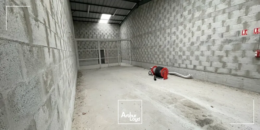 À louer  Local de stockage de 110 m² aux Sables d'Olonne  Zone artisanale dynamique