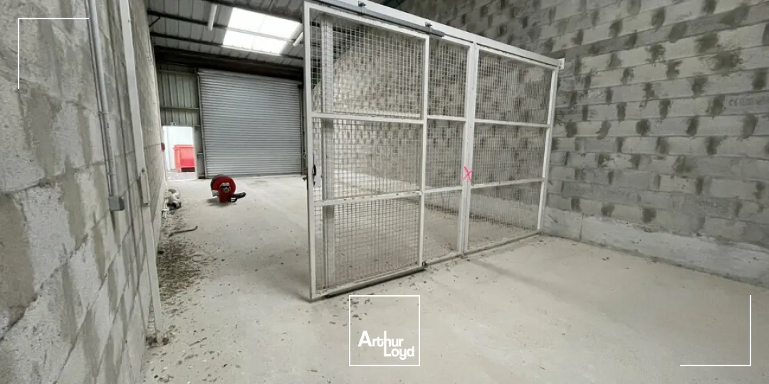 À louer  Local de stockage de 110 m² aux Sables d'Olonne  Zone artisanale dynamique