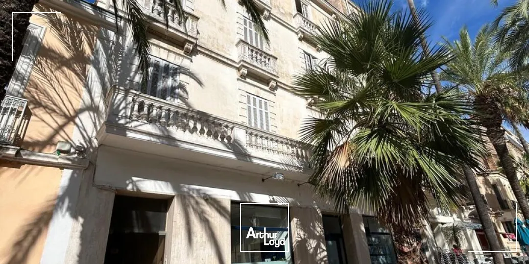 Immeuble mixte à vendre bureaux/habitation en pleine propriété - Centre-ville - Hyères