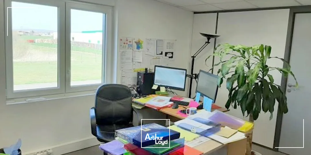 LOCAL D'ACTIVITE - ENTREPOT à LOUER de 442 m²