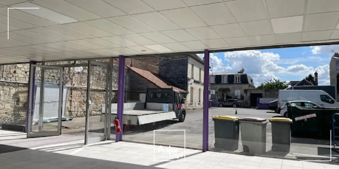 Idéalement situé en pénétrante de ville de Soissons, Arthur Loyd vous propose un local commercial d'une surface d'environ 1050 m2 à la vente et disponible immédiatement.