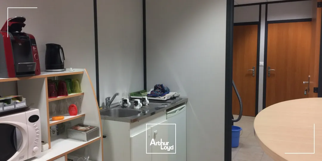 Bureaux à vendre d'une superficie de 135 m2 environ en rez-de-chaussée avec accès PMR à Soissons. Disponible immédiatement. 