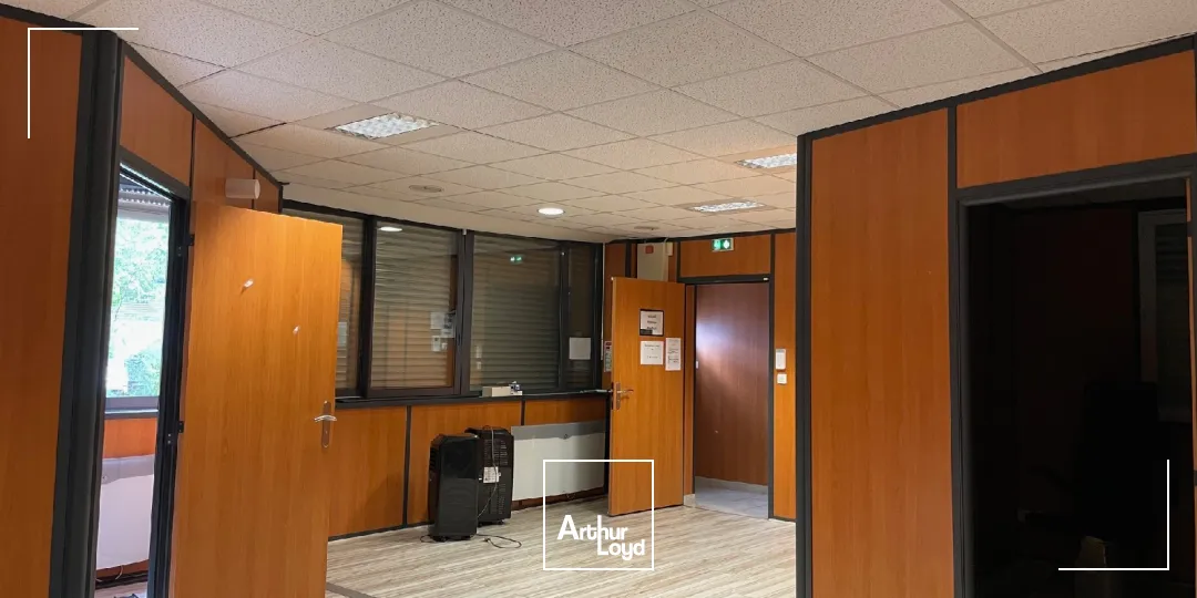 Bureaux à vendre d'une superficie de 135 m2 environ en rez-de-chaussée avec accès PMR à Soissons. Disponible immédiatement. 