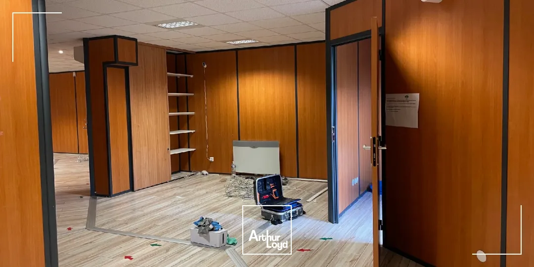 Bureaux à vendre d'une superficie de 135 m2 environ en rez-de-chaussée avec accès PMR à Soissons. Disponible immédiatement. 