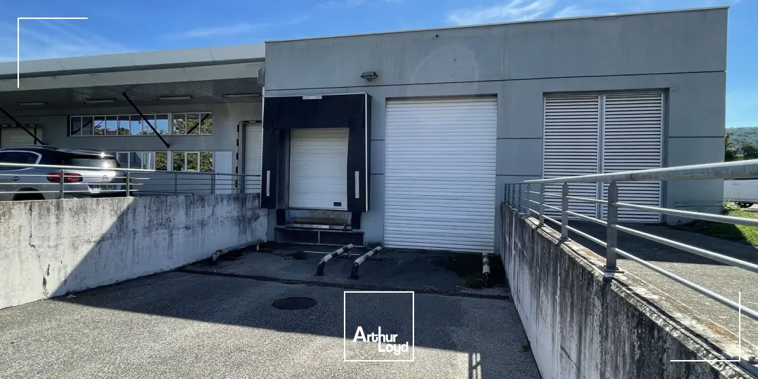 bâtiment d'activité 2411 m² environ - central, visible, fonctionnel.