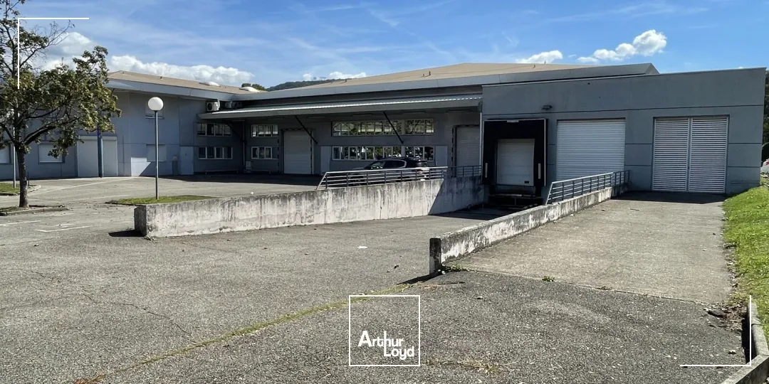 bâtiment d'activité 2411 m² environ - central, visible, fonctionnel.