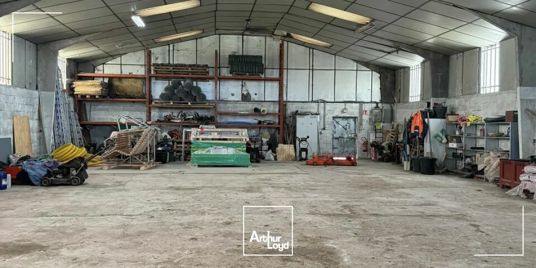 Bâtiment / local d'activité - Brive ouest / Zone de l'aérodrome - Grande cour 