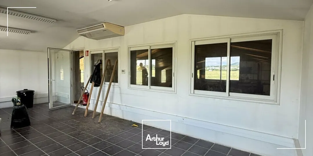 Bâtiment / local d'activité - Brive ouest / Zone de l'aérodrome - Grande cour 